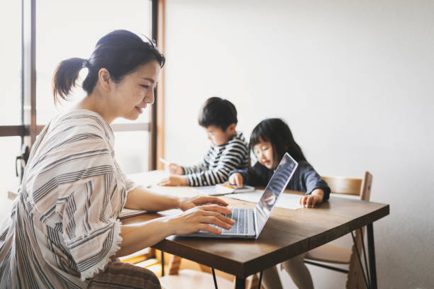 子供と自宅で働く母 - 勉強　日本人 ストックフォトと画像