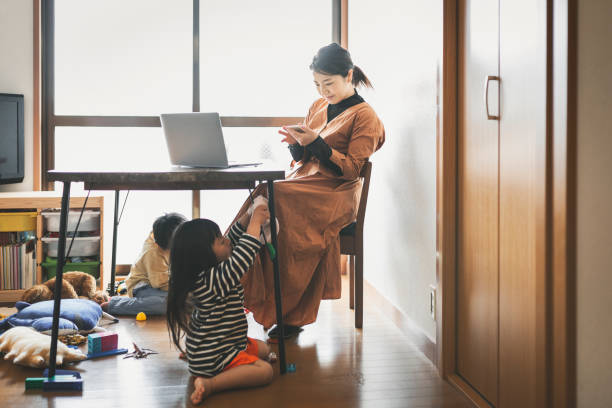 子供と自宅で働く母 - 子ども　スマホ ストックフォトと画像