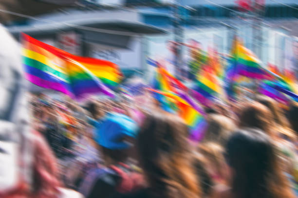 cinématographiques floue d’un drapeaux arc-en-ciel gay - homophobie photos et images de collection