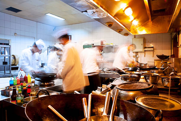 motion köche des restaurant-küche - asiatischer koch stock-fotos und bilder