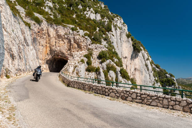motorrad auf der route des cretes, in der region alpes-de-haute-provence (frankreich) - motorrad fluss stock-fotos und bilder