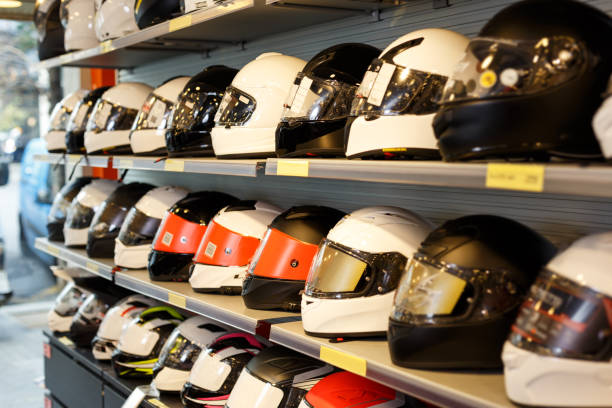 helm sepeda motor dijual - motor racing shop potret stok, foto, & gambar bebas royalti