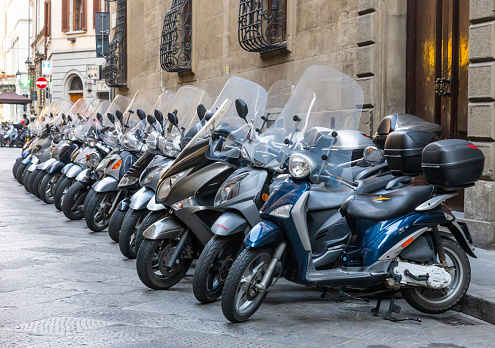 オートバイの分隊はフィレンツェイタリアの外に彼らの鉄の馬を駐車 スクーターのストックフォトや画像を多数ご用意 Istock