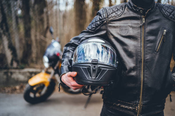 motocycliste avec son casque - casque moto photos et images de collection