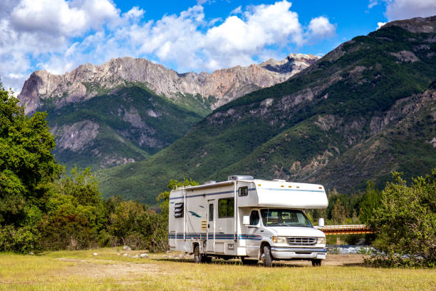 camper in chileense argentijnse berg andes. familiereis reizen vakantie op camper rv in de andes - caravan stockfoto's en -beelden