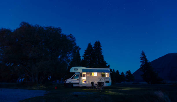 motorhome op camping bij nacht. voor zomer of vakantie concept achtergrond kunt gebruiken. - caravan stockfoto's en -beelden