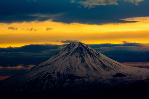 mount ararat en fantastische zonsopgang - armenia stockfoto's en -beelden