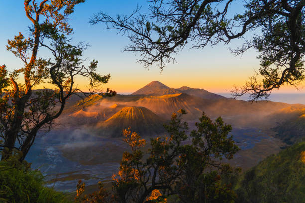 гора бромо на рассвете. активный вулкан, одна из самых посещаемых туристических достопримечательностей в восточной яве с точки зрения, инд� - semeru стоковые фото и изображения