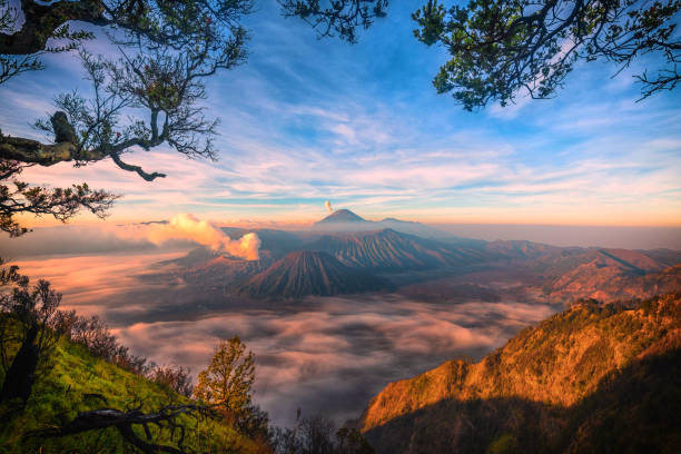 在印尼的東爪哇山上. 美麗的自然背景。鳥瞰 - semeru 個照片及圖片檔