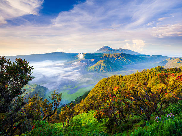 гора бром вулкан, восточная ява, индонезия, surabuya - semeru стоковые фото и изображения