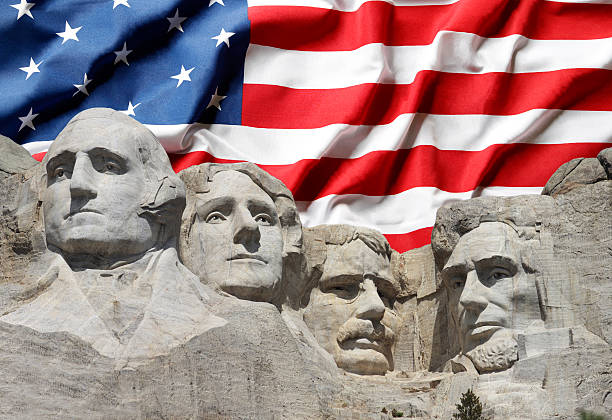 mount rushmore fondo con bandera estadounidense - presidents day fotografías e imágenes de stock
