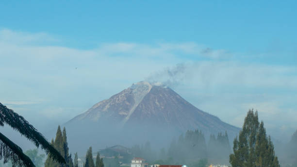 시나붕 산은 인도네시아 북수마트라에서 가장 높은 산입니다. - semeru 뉴스 사진 이미지