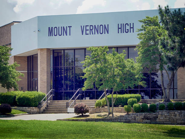 Mount Vernon High East Texas school that once gave the world Don Meredith, announced on Memorial Day weekend that it had given a two year contract to disgraced-Bayor head coach Art Briles. Photos of Mount Vernon, Texas, where he will be one of the riches high school coaches in Texas. Mount Vernon Tigers finished 8-4 last year and played in Class 3A playoffs. Mount Vernon is located 120-miles northeast of Dallas, Texas along I-30 highway. baylor basketball stock pictures, royalty-free photos & images