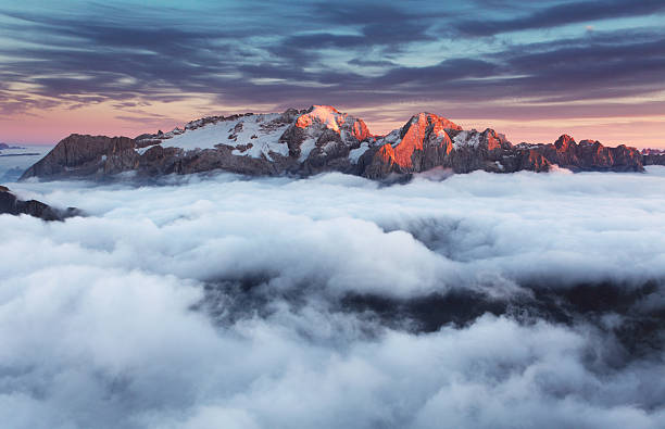 гора мармолада на закате в италии, доломитовые альпы - marmolada стоковые фото и изображения