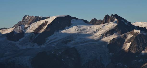 gebirge mit gletscher, blick vom berg titlis - triftgletscher stock-fotos und bilder