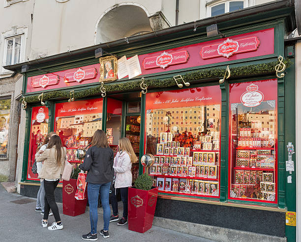 mozart dolci tradizionali e negozio di souvenir a salisburgo, in austria. - mozart bambino foto e immagini stock
