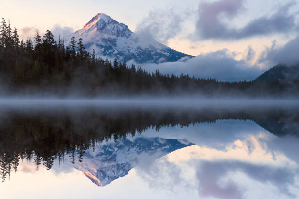 Mt. Hood reflections durring sunrise Mountain views in the Pacific Northwest cascade range stock pictures, royalty-free photos & images