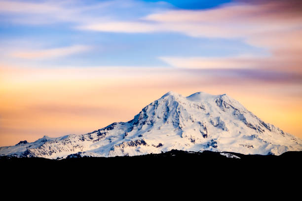 Mt Rainier Mt Rainier at sunset on a winter day cascade range stock pictures, royalty-free photos & images