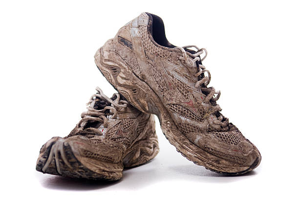 muddy sport shoes - muddy shoes stockfoto's en -beelden