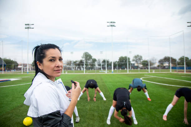 Mujeres entrenando futbol soccer stock photo