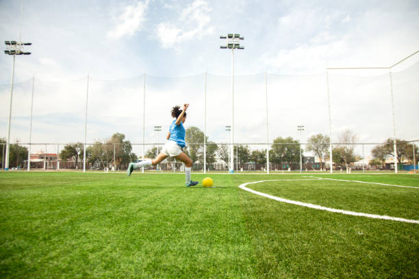 Mujeres entrenando futbol soccer stock photo