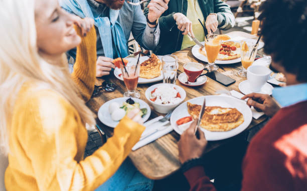 식당에서 점심을 먹고 친구의 다 인종 그룹 - 브런치 뉴스 사진 이미지