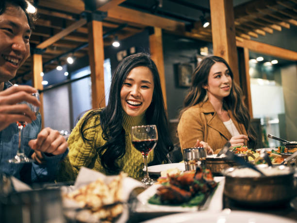 multi etnische groep vrienden in een indisch restaurant - restaurant stockfoto's en -beelden