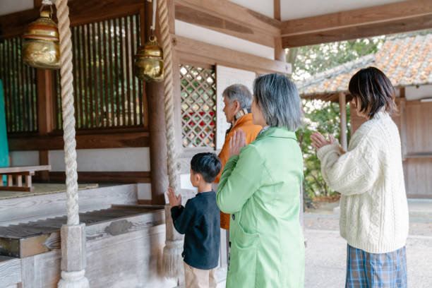 日本の寺院で祈る多世代家族 - 初詣 ストックフォトと画像