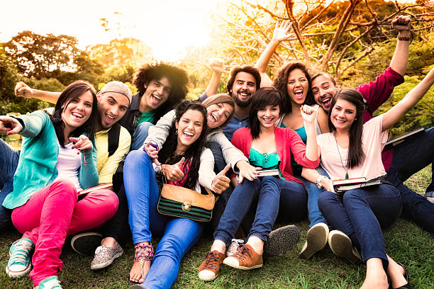 kelompok multi-etnis mahasiswa muda bersenang-senang di kampus universitas - student study outdoor potret stok, foto, & gambar bebas royalti