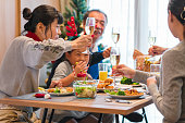 多世代家族のクリスマス ディナーを一緒に食べる