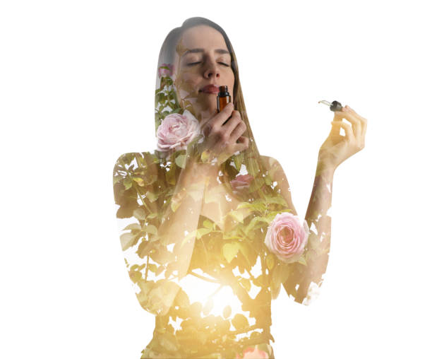 meervoudige blootstelling van jonge vrouw ruikende etherische oliën en rozenstruik - essential oils smell stockfoto's en -beelden