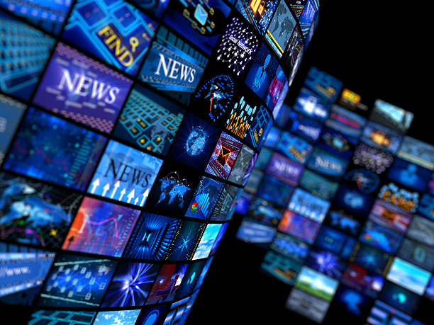 multiple television screens in blue tones - de media stockfoto's en -beelden