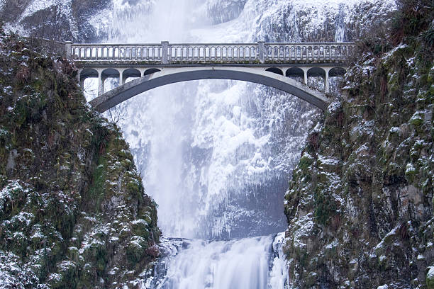 Multnomah Falls Frozen Multnomah Falls frozen in winter columbia river gorge stock pictures, royalty-free photos & images