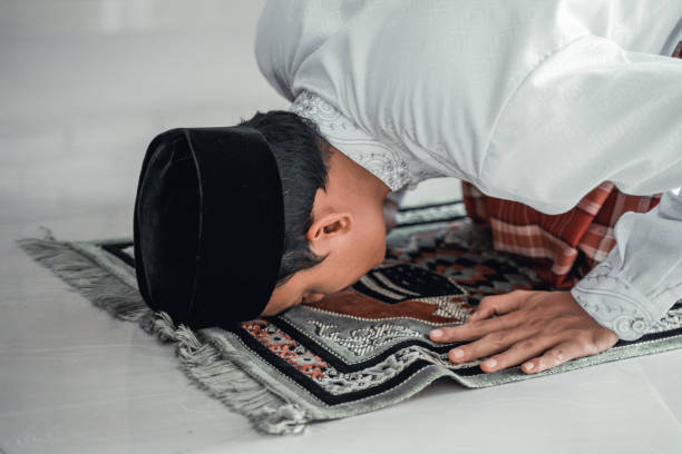 musulmano asiatico uomo che prega dio - salah foto e immagini stock