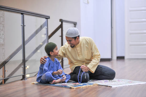 ibadah keluarga muslim selama ramadhan - muslim parents potret stok, foto, & gambar bebas royalti