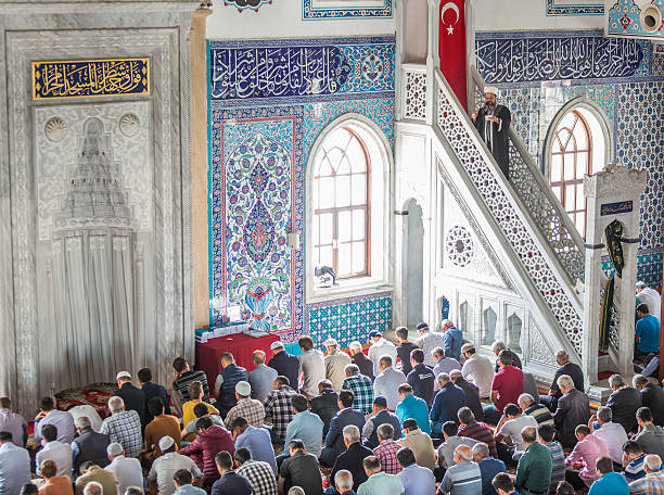 мусульманских пятницу масс молитвы в турции - salah стоковые фото и изображения
