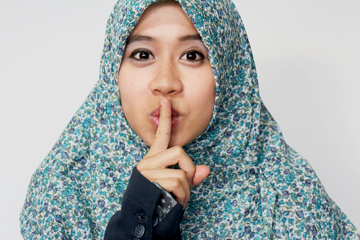 이슬람 소녀 표시중 화물과의 과묵 손동작 2015년에 대한 스톡 사진 및 기타 이미지 2015년 개념 귀여운 Istock 