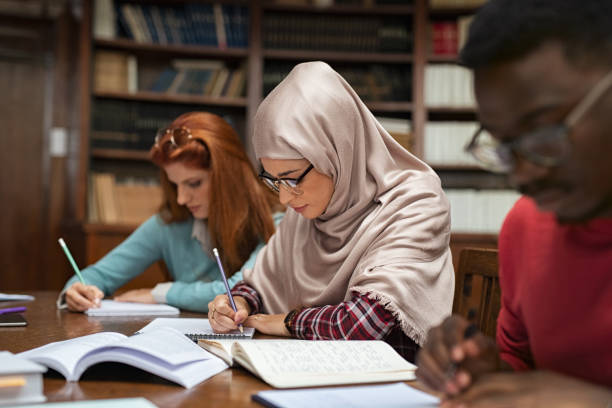 moslim jonge vrouw die met klasgenoten studeert - arabic student stockfoto's en -beelden