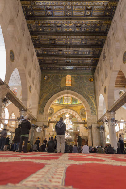 muslime beten - al aqsa moschee stock-fotos und bilder