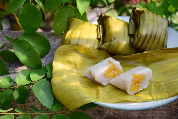 nagasari, kue kukus tradisional indonesia yang terbuat dari tepung beras, santan, dan gula. diisi dengan irisan pisang. dibungkus dengan daun pisang - nagasari potret stok, foto, & gambar bebas royalti