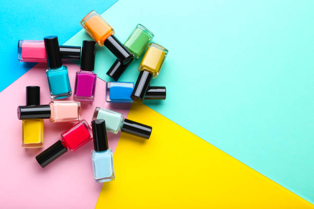 nagellak flessen op kleurrijke achtergrond - nail polish bottle close up stockfoto's en -beelden