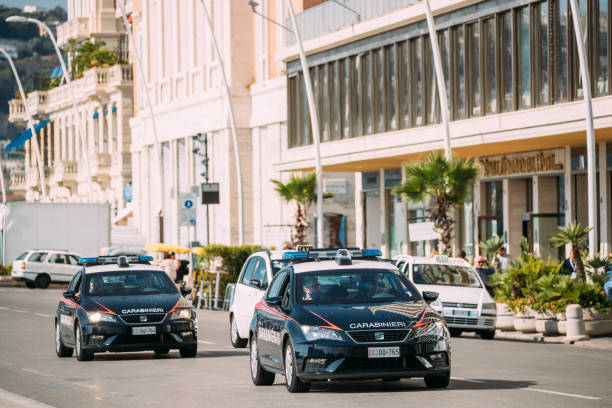 neapel, italien. zwei polizeiautos bieten sicherheit in über partenope street. - italienisches militär stock-fotos und bilder