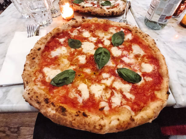 napolitian italiaanse pizza bij restaurant - napoli stockfoto's en -beelden
