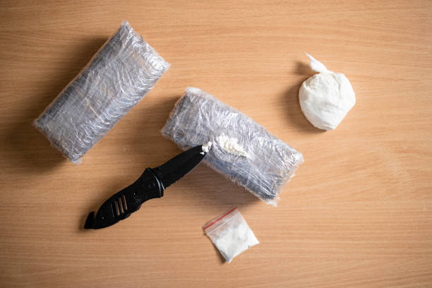 Narcotics and drugs concept - top view of cocain packages and scale ready for street distribution. Narcotics and drugs concept - top view of cocain packages and scale ready for street distribution. LSD vendor stock pictures, royalty-free photos & images