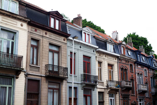 schmale belgische reihenhäuser in brüssel etterbeek - dachfenster stadt stock-fotos und bilder