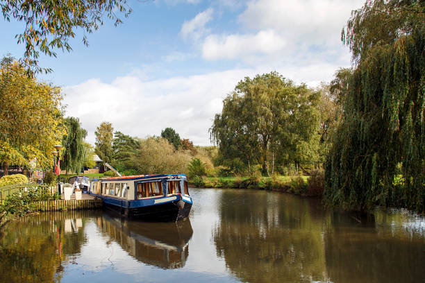 Narrow Boat on Avon Canal Picturesque landscape of a narrow boat moored on the Avon river awaiting tourists to cruise down the river through Stratford upon Avon, England barge stock pictures, royalty-free photos & images
