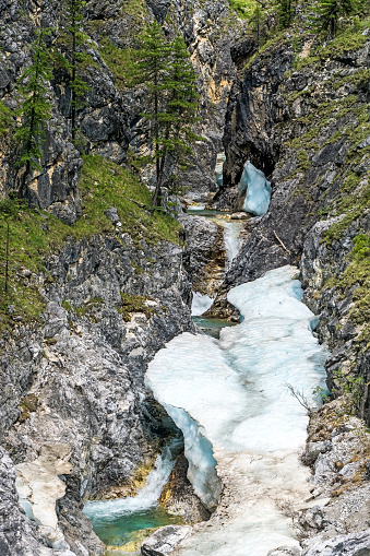 トゥンカ山脈の大理石の小川の狭い峡谷 - ストックフォト・写真素材...