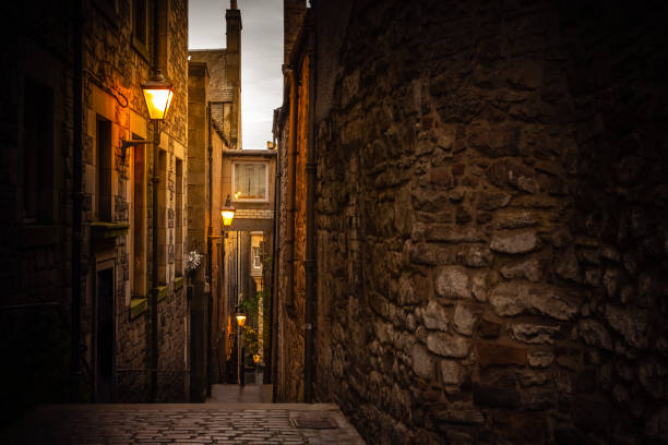 Narrow close (alleyway) in Edinburgh, Scotland Small alleyways and courtyards branch off the Royal Mile to the north and south. In Scottish lingo, they're called a Close. The street lights add to the mood. edinburgh scotland stock pictures, royalty-free photos & images