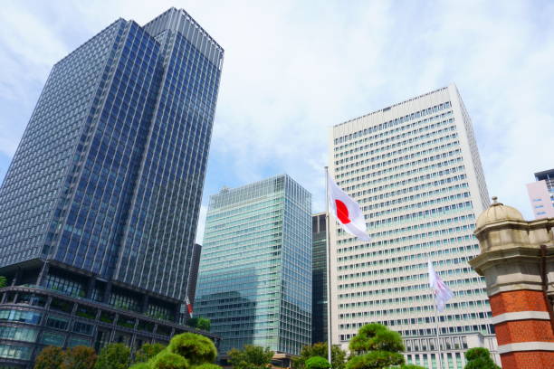 高層ビルを背景にした日本の国旗 - 日本国旗　建物 ストックフォトと画像