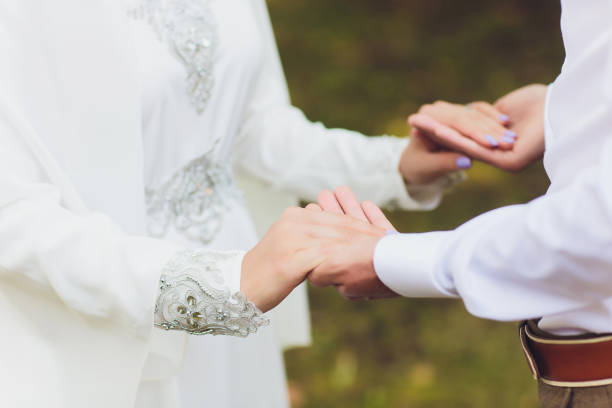 pernikahan nasional. pengantin. pernikahan pasangan muslim selama upacara pernikahan. pernikahan muslim. - wedding moslem potret stok, foto, & gambar bebas royalti